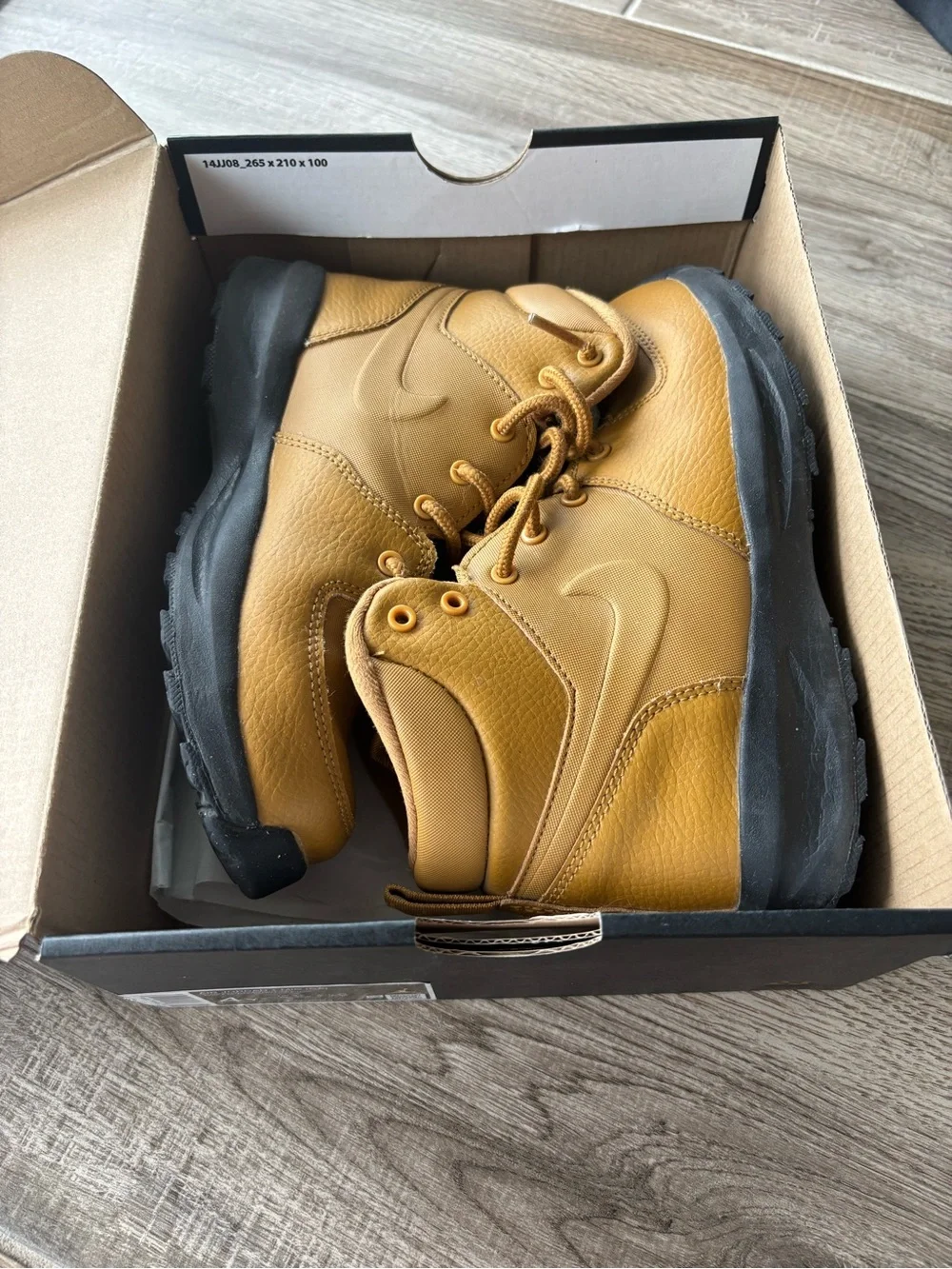 Nike Kids' Wheat Tan Hiker Boots 2.5Y in excellent condition